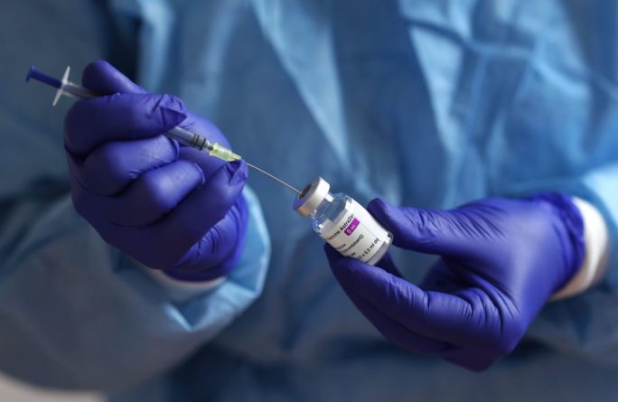 Общество: Британия остановила испытания вакцины AstraZeneca на детях