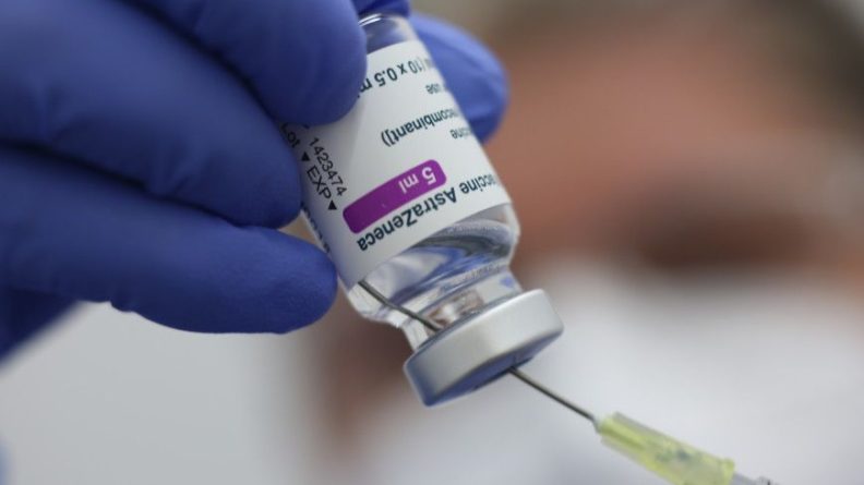 Общество: 19 человек умерли после вакцинации AstraZeneca в Великобритании