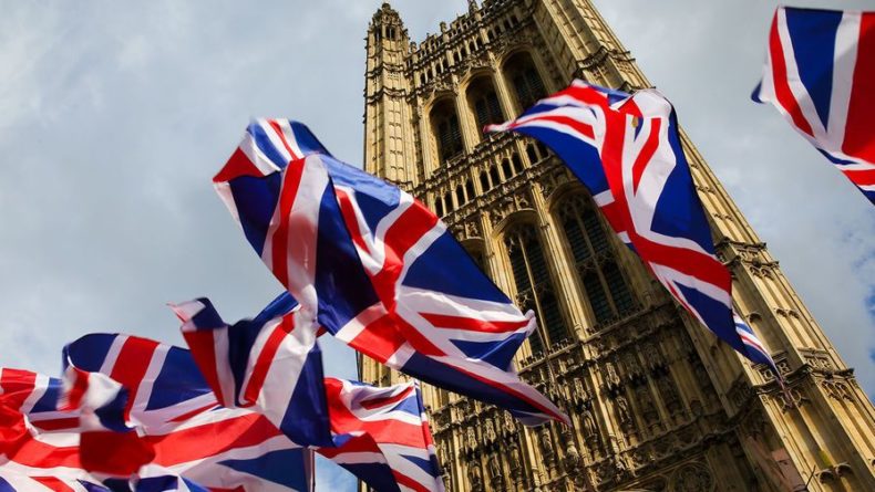 Общество: Великобритания введет «цветную» систему ограничений для въезжающих в страну