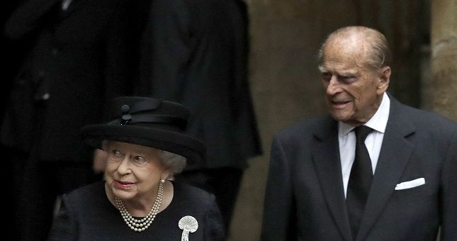 Общество: Королева Великобритании Елизавета II стала вдовой