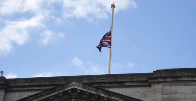 Общество: В Британии приспустили флаги в связи с трауром по принцу Филипу