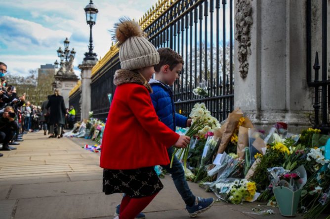 Общество: Британцы возлагают цветы в память о принце Филиппе: дворец просит этого не делать