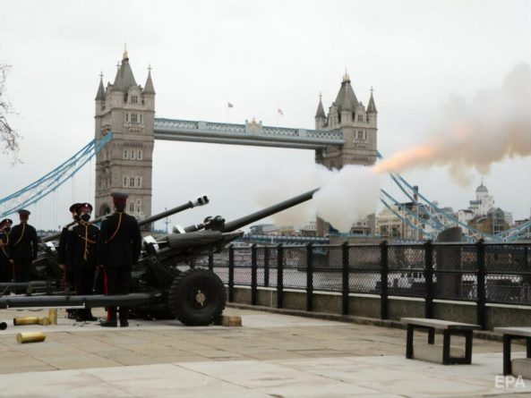Общество: В Великобритании почтили память принца Филиппа серией оружейных салютов. Видео