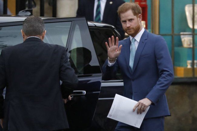 Общество: Принц Гарри вернулся в Великобританию для участия в церемонии прощания