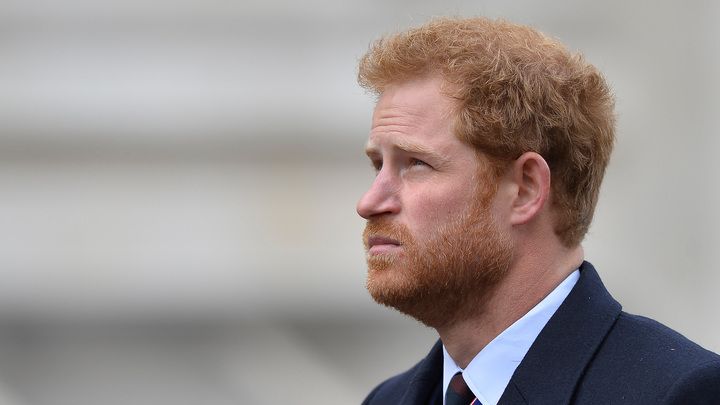 Общество: Принц Гарри прилетел в Лондон на похороны деда