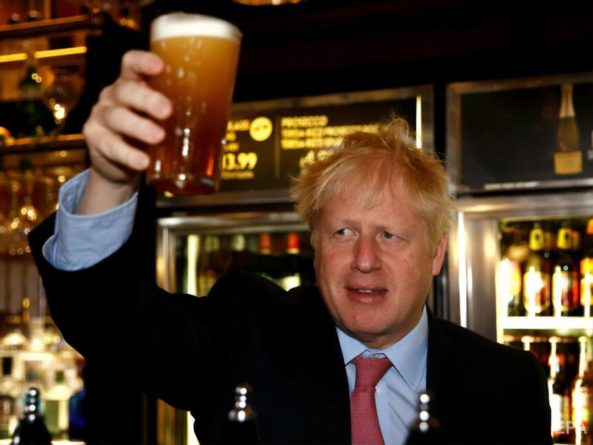 Общество: В Великобритании ослабляют карантин. Премьер-министр Джонсон намерен "бесповоротно" выпить пива в пабе