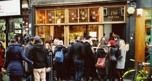 Общество: В Британии выстроились очереди в пабы, кафе и рестораны после снятия ковид-ограничений