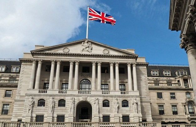 Общество: Банк Англии стал крупнейшим держателем государственных ценных бумаг