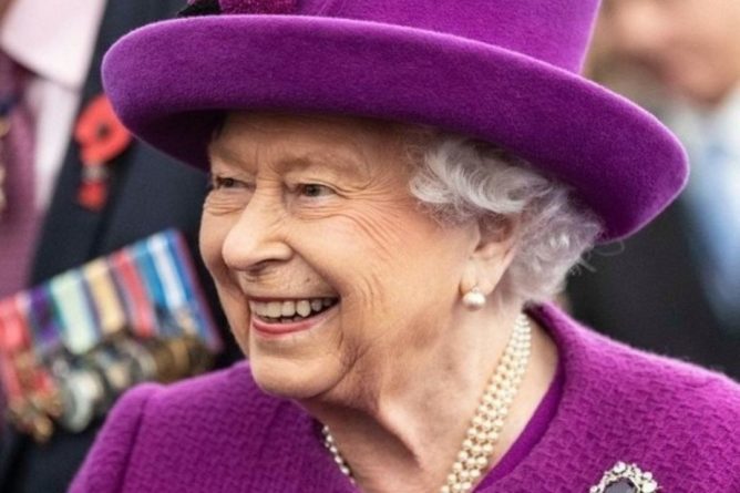 Общество: Королева Великобритании вернулась к своим обязанностям после смерти супруга
