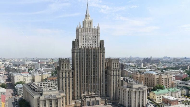 Общество: В МИД России оценили вызов российских послов в Британии и Польше