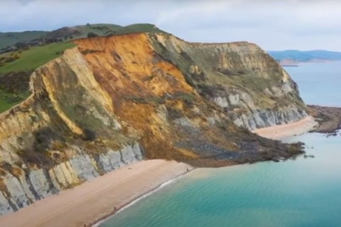 Общество: Крупнейший камнепад Великобритании уничтожил утес на побережье Юрского периода