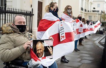 Общество: Белорусы Великобритании вышли на акцию к офису Motorola и посольству Норвегии