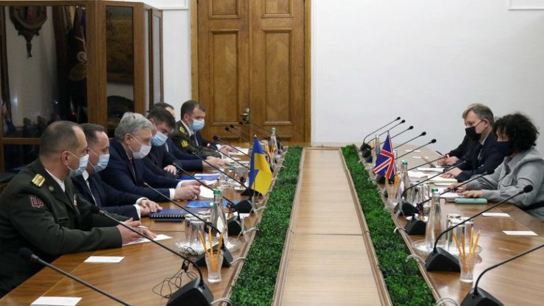 Общество: Министр обороны Украины и посол Великобритании провели переговоры