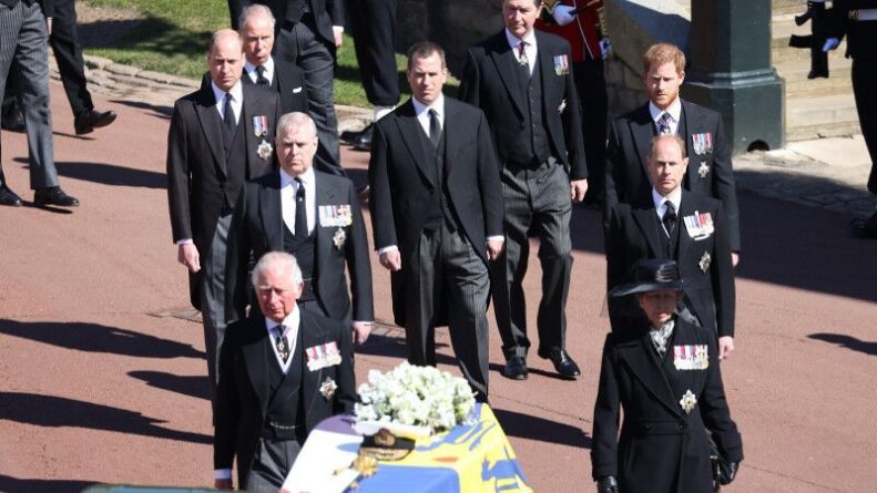 Общество: Полуобнаженная британка призвала "спасти планету" на похоронах принца Филиппа
