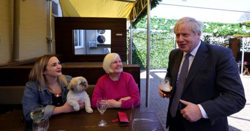 Общество: Улыбающийся премьер Британии выпил в пабе пива за ослабление локдауна