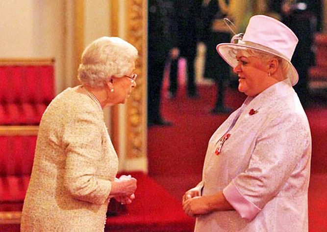Королева Великобритании вручила орден эмигрантке из России