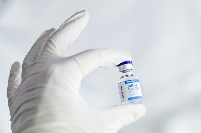 Сколько людей умирает после прививок Pfizer и AstraZeneca: в Британии сравнили данные
