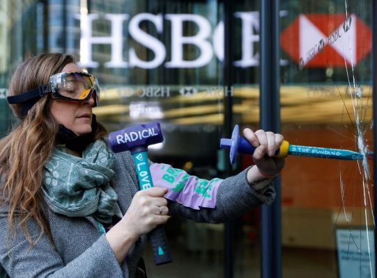 Общество: В Лондоне защитники природы учинили погром, разбив окна банка HSBC