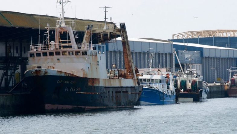 Общество: Французские рыбаки блокируют грузовики с морепродуктами из Британии