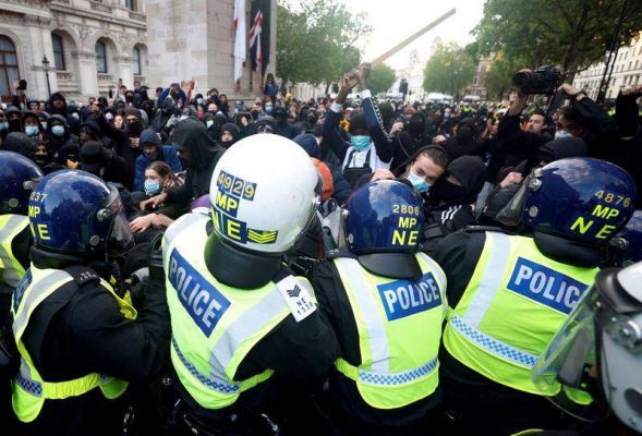 Общество: Восемь полицейских пострадали в ходе уличных беспорядков в Лондоне