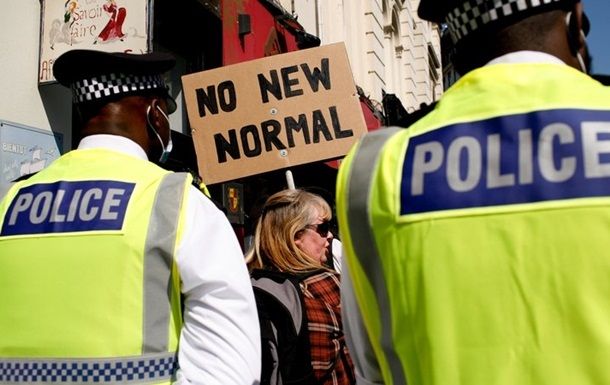 Общество: В Лондоне в ходе протестов против ограничений пострадали полицейские