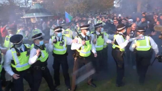 Общество: В Лондоне протестующие против COVID-ограничений напали на полицейских