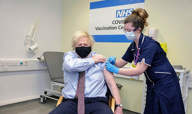 Общество: В Британии могут начать колоть третью дозу вакцины