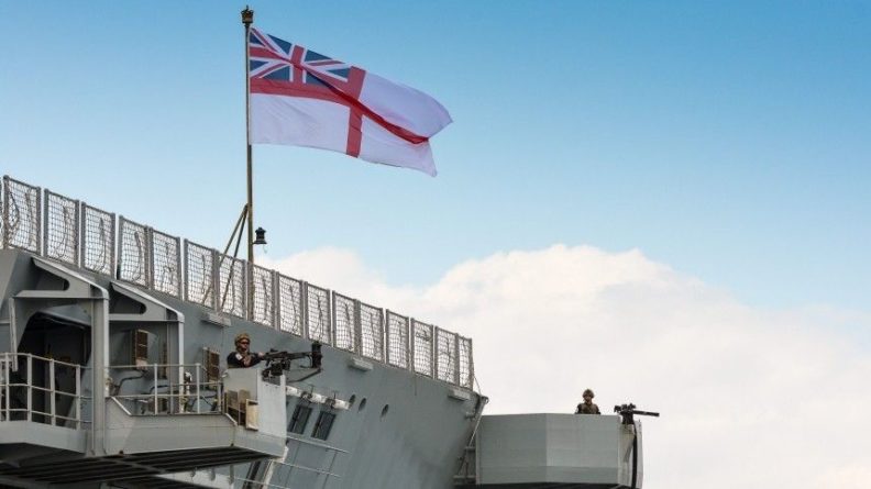 Общество: Великобритания отправит корабли в Ла-Манш из-за угроз Франции