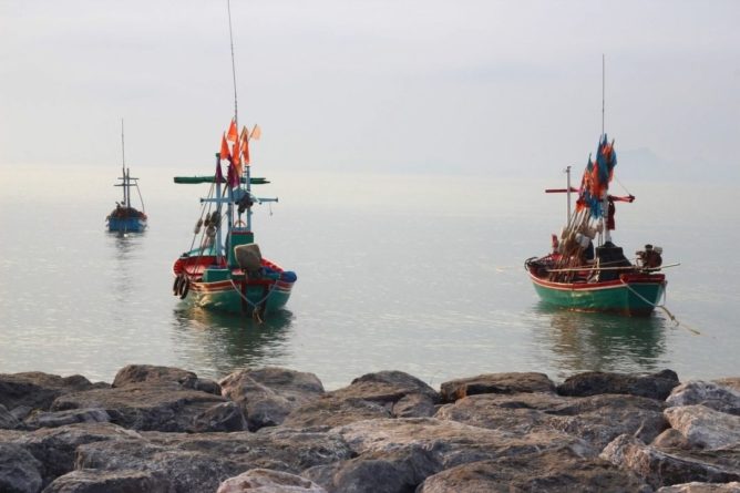 Общество: Французские рыбаки в Джерси устроили акцию протеста из-за ограничений Великобритании