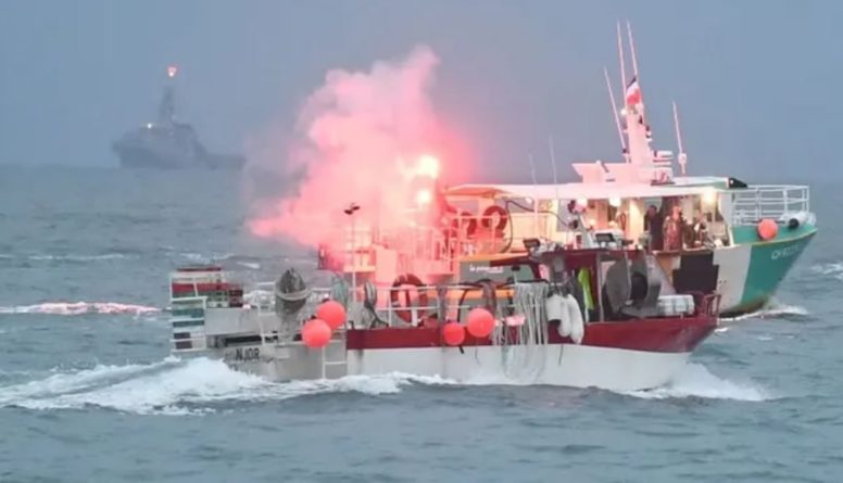 Общество: Французские рыбацкие суда протестуют у британских берегов – Лондон отправил военный флот