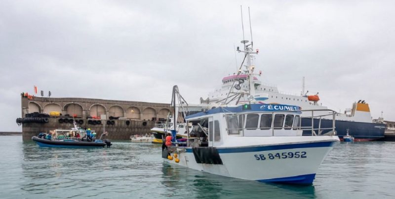 Общество: Ситуация обостряется: Франция вслед за Британией отправила боевые катера на остров Джерси