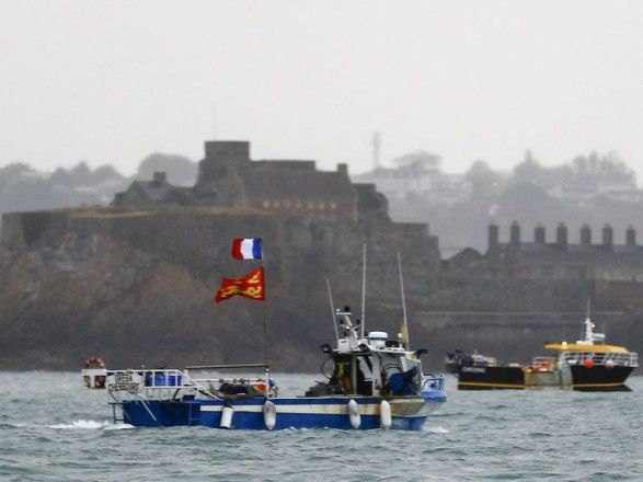 Общество: Великобритания урегулировала спор с Францией и выводит корабли из Джерси