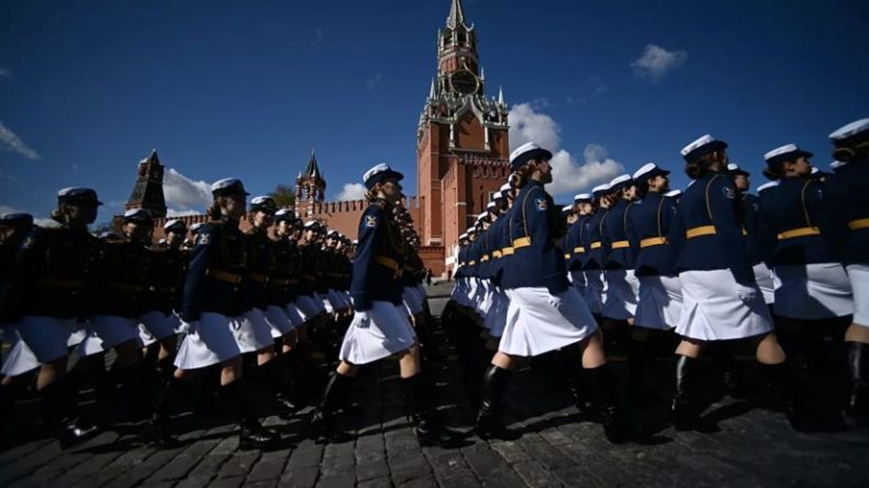 Общество: Исполняющая обязанности зампосла Британии посетит парад 9 мая в Москве