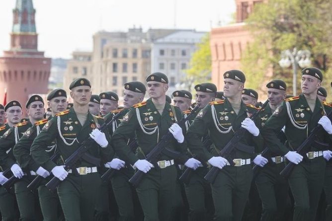 Общество: Британию на параде Победы в Москве будет представлять зампосла