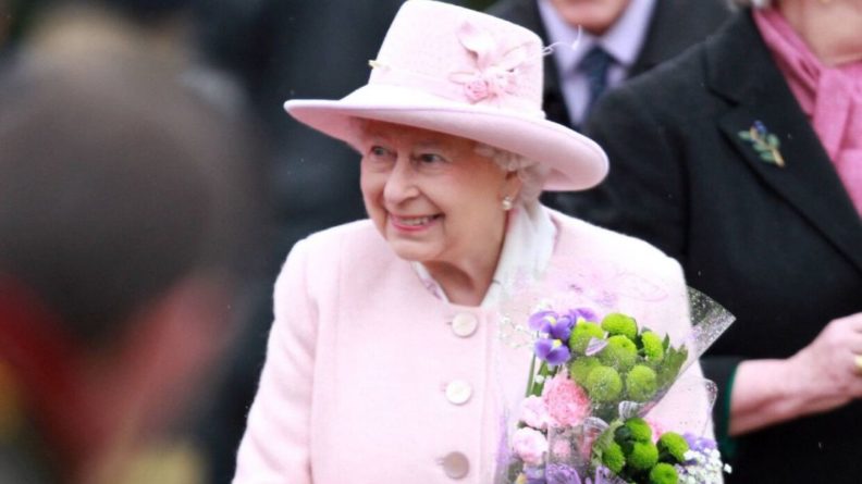 Общество: Королева Великобритании Елизавета II перенесла празднование Дня Победы