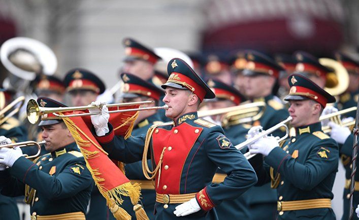 Общество: СМИ Британии: англичане живо комментируют военный парад в Москве и речь Путина