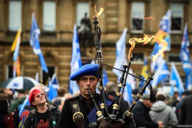 Общество: У Лондона нет безболезненных вариантов решить проблему шотландского сепаратизма