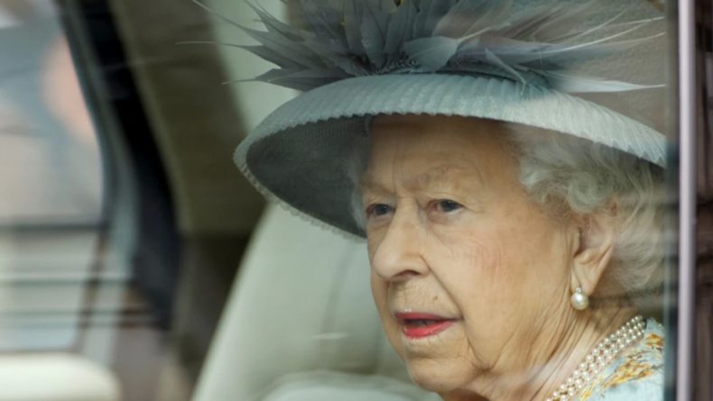 Общество: Королева Британии выступила с тронной речью на фоне траура и ограничений
