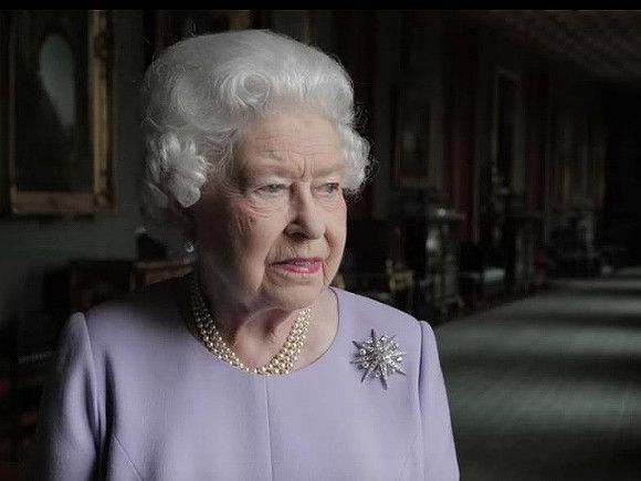 Общество: Королева Британии призвала изменить законы из-за «врагов страны»