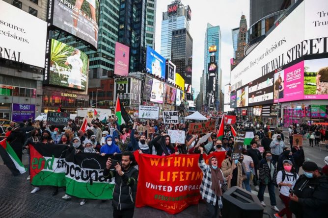 Общество: Столкновения между сторонниками Израиля и Палестины вспыхнули в Лондоне и Нью-Йорке