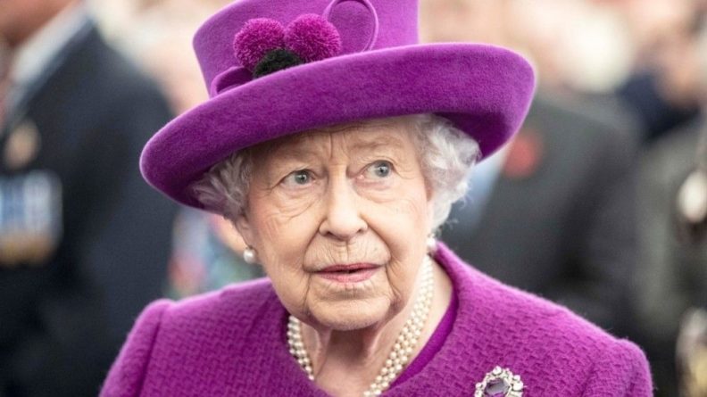 Общество: Оговорка журналиста о королеве Елизавете II рассмешила жителей Британии