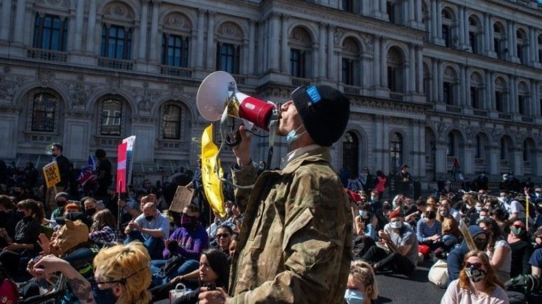 Общество: Британцы устроили протесты из-за необходимости выпить по 70 литров пива для спасения пабов