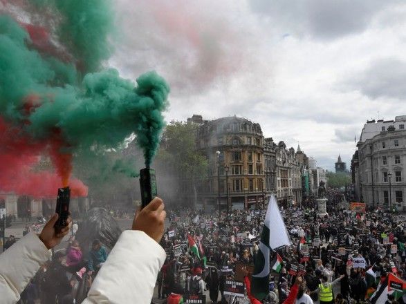 Общество: В Великобритании тысячи палестинцев протестовали против военных ударов Израиля