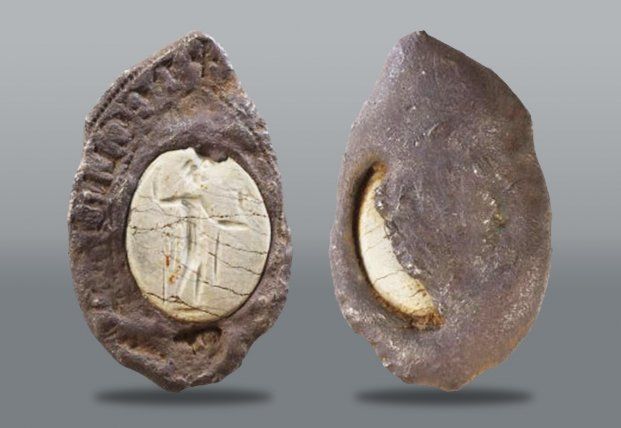 Общество: В Великобритании нашли древнюю печать из серебра и драгоценного камня
