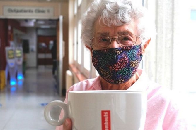 Общество: В Лондоне 99-летняя пенсионерка вакцинировалась и вернулась к работе