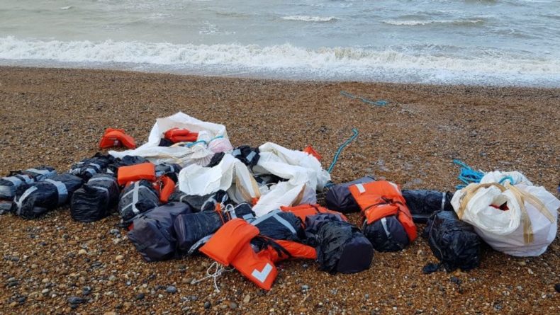 Общество: В Британии на пляже нашли почти тонну кокаина