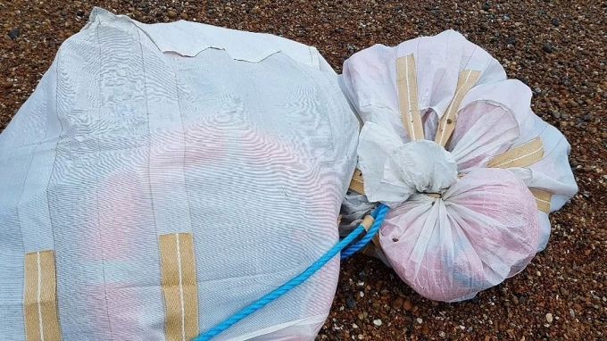 Общество: На пляж Британии выбросило почти тонну кокаина