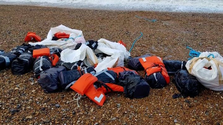 Общество: На пляжи Британии прилив вынес черные пакеты с кокаином в ананасах