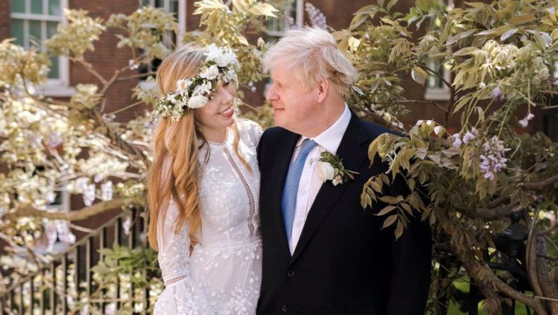 Общество: Борис Джонсон и его жена показали фото с тайной свадьбы