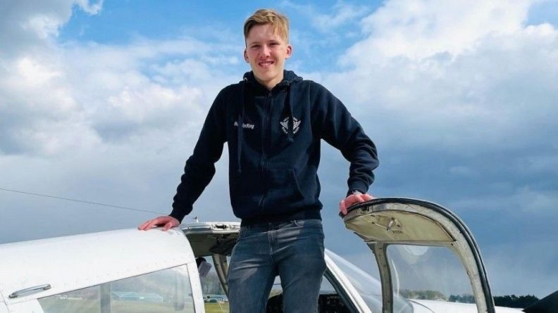 Общество: Юный британец проложил маршрут кругосветного путешествия на легкомоторном самолете через РФ
